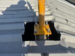 Poste de anclaje de línea de vida sobre techo trapezoidal
