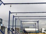 Pórticos azules con línea de vida overhead XTR en zona de carga de cisternas